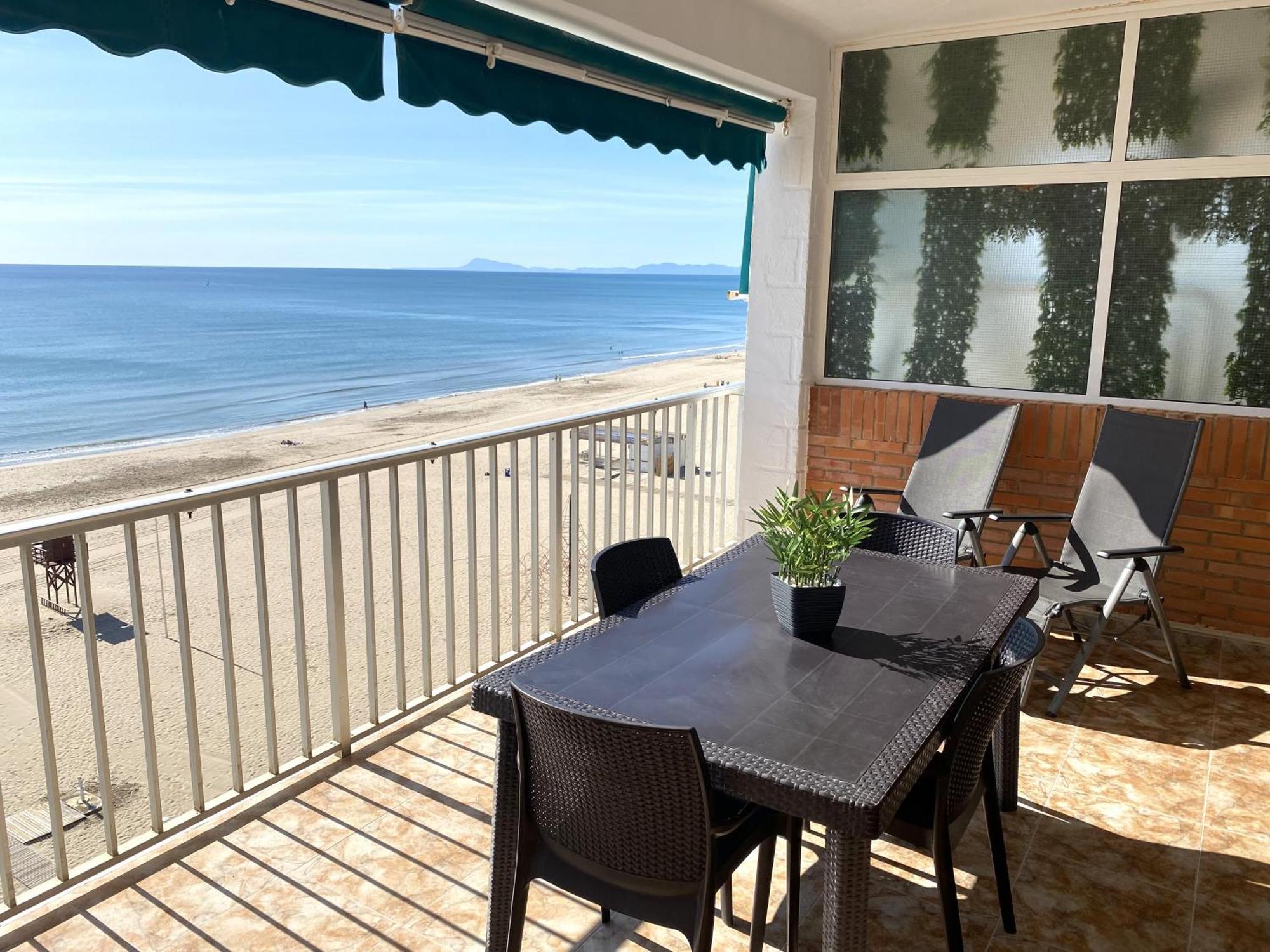 Beachfront And Renovated Apartment Cullera Kültér fotó
